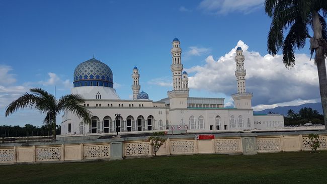 Dann besichtigten wir noch ein paar Sehenswürdigkeiten, wie diese im Wasser gelegene Moschee. 