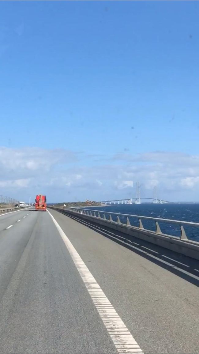 Auf dem Bild befinden wir uns bereits auf der Brücke die die beiden großen Inseln Dänemarks miteinander verbindet. Der Vorläufer der Hängebrücke Storebaelts (im Hintergrund) streckt sich über 6.6km 