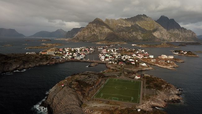 The most impressive sports field in a fishing village here in Henningsvaer.