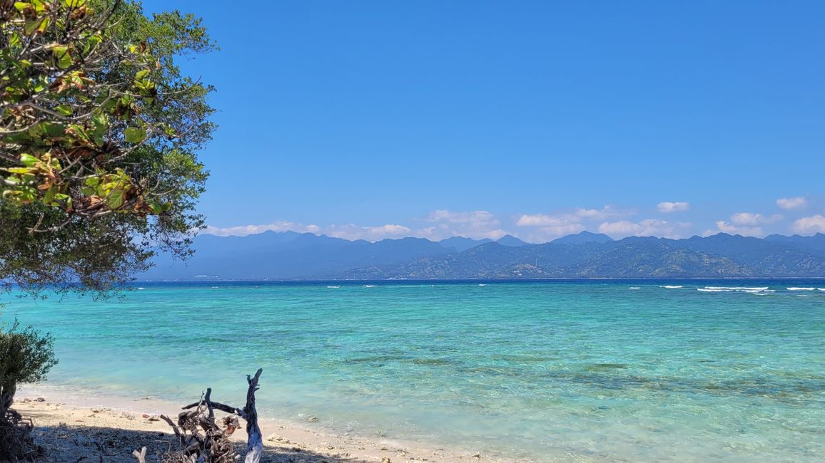 Strand mit Blick auf Lombok
