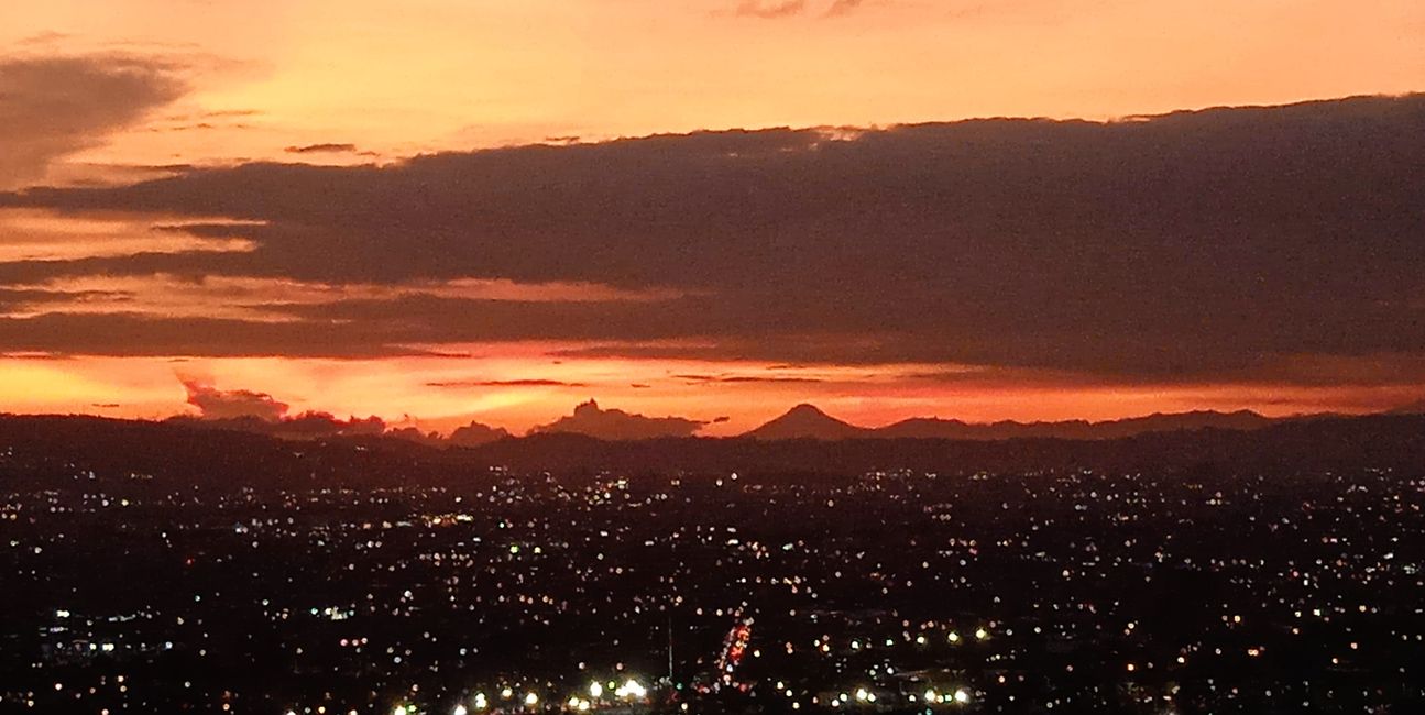 Sonnenuntergang mit Vulkan, westlich von Bogota
