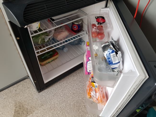 Gut gefüllter Kühlschrank nach dem Einkaufen