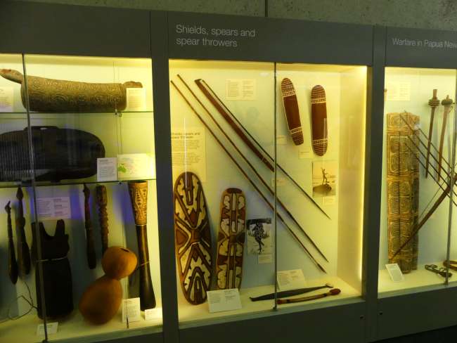 Einige Ausstellungsstücke zu Werkzeugen und Waffen