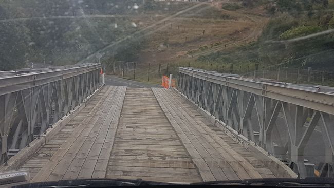 Holzbrücke- schön in der Spur bleiben
