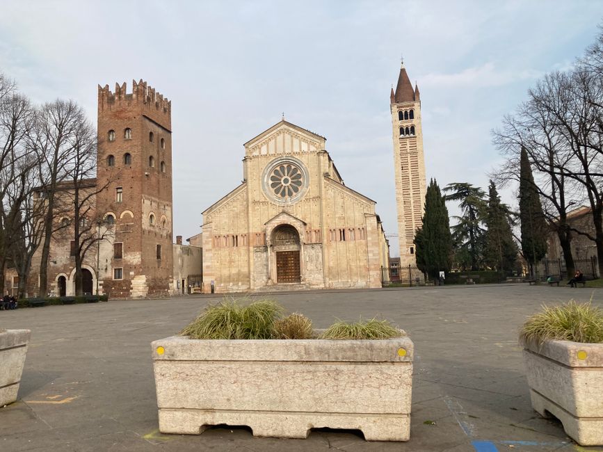 San Zeno square is incredibly crowded this time of year