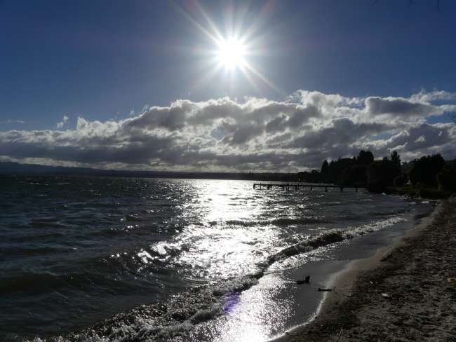 Tief stehende Sonne ueber dem Lake Rotorua