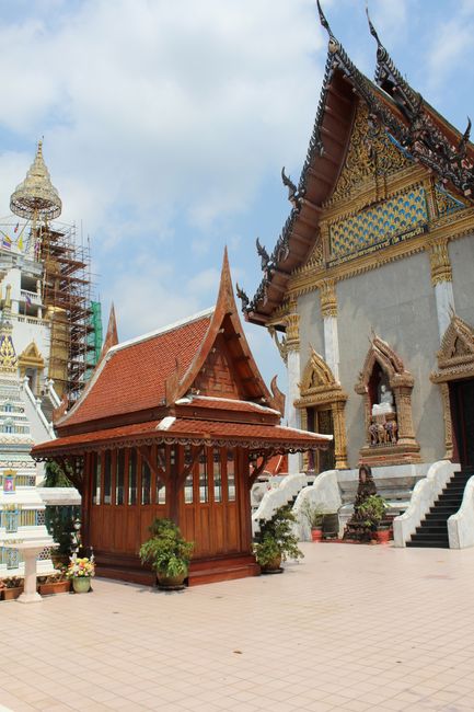Wat Intharawihan: Standing Buddha wrapped in scaffolding