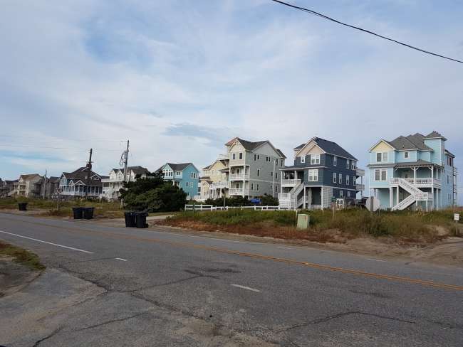 A sinistra mare, a destra mare, nel mezzo una stretta catena di isole: le Outer Banks al largo della costa della Carolina del Nord