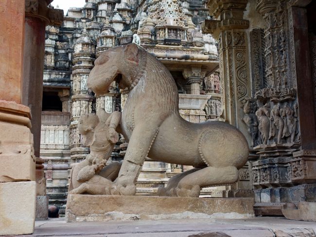Löwenstatue im Mahadeva-Tempel