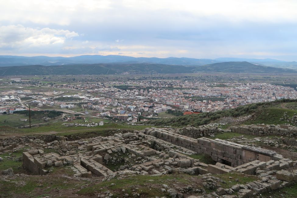 Blick vom alten Pergamon auf das neue Bergama