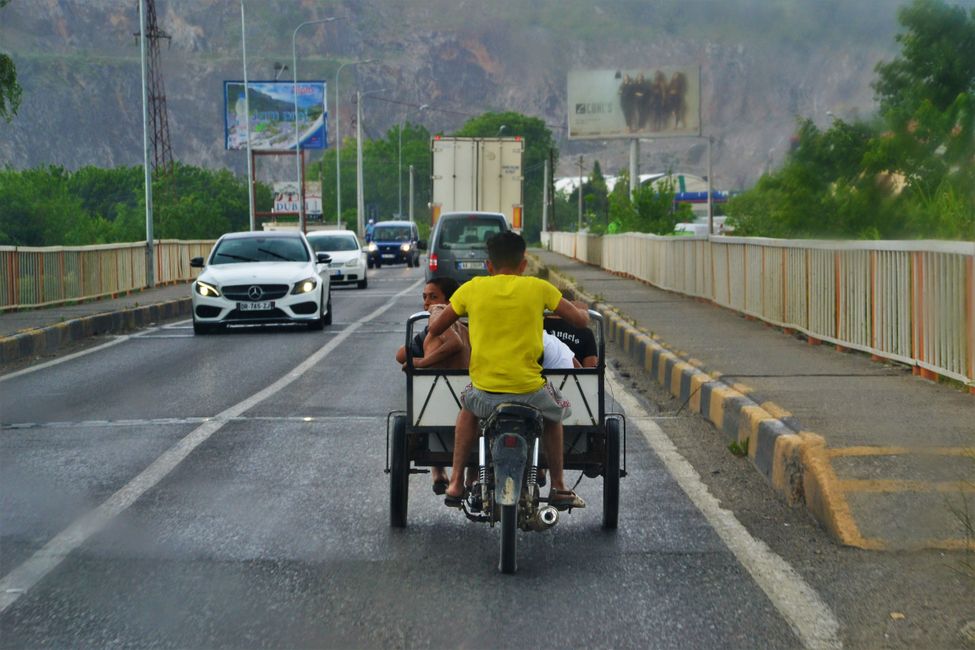 Verkehr in Shkodra: neue Mercedese fahren hier genauso wie Lastenmotorräder 