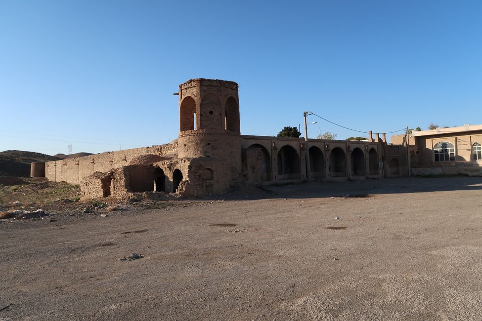 Eine ehemalige Karawanserai, die zum Kiosk umfunktioniert wurde, ca. 20 km nördlich des Salzsees