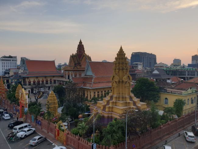 Blick auf die Stadt und das thailändische/kambodschanische Freundschaftsdenkmal