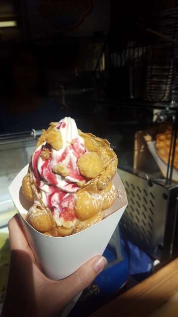 They have such tasty things here. I think I'll come back all round. That's a waffle and there's white chocolate in those little balls and then the waffle is filled with strawberries and blueberries and ice cream in the middle