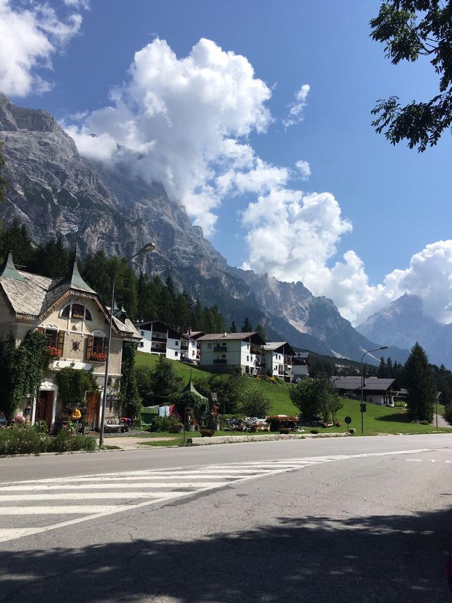 Wunderschöne Dörfer mitten in den Dolomiten.