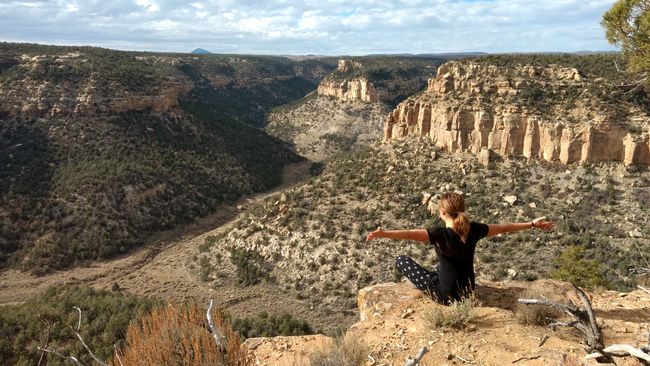 Freiheit in Mesa Verde über dem Canyon