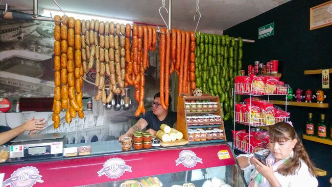 Toluca ist bekannt für seine würzig-scharfen Chorizos. Die müssen allerdings noch gekocht/gebraten werden. Nicht zu verwechseln mit der spanischen Variante. 😉