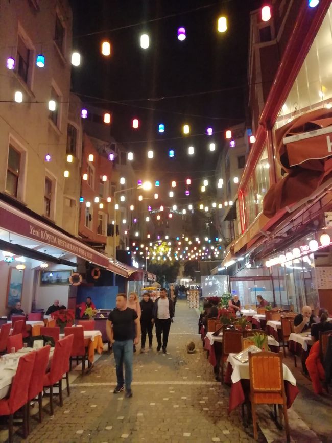 Viele Gassen Istanbuls sind auch spät abends belebt