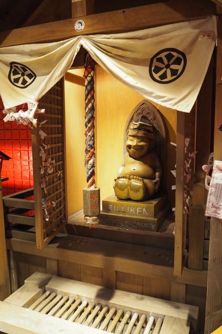 Der Billiken, ein Wahrzeichen Osakas. Eine Kunstfigur die von einem Amerikaner 1908 erfunden wurde und als Glücksbringer gilt. 