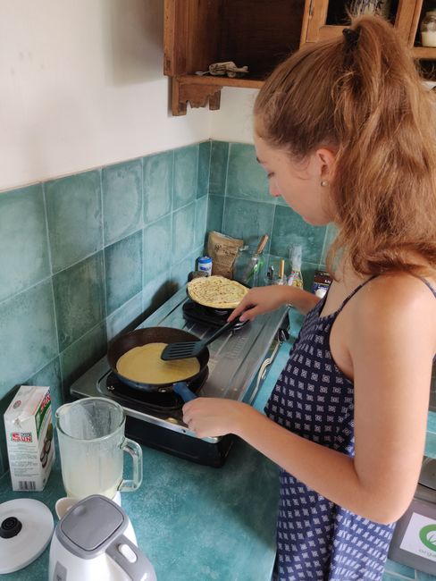 Giovanna backt Pancakes