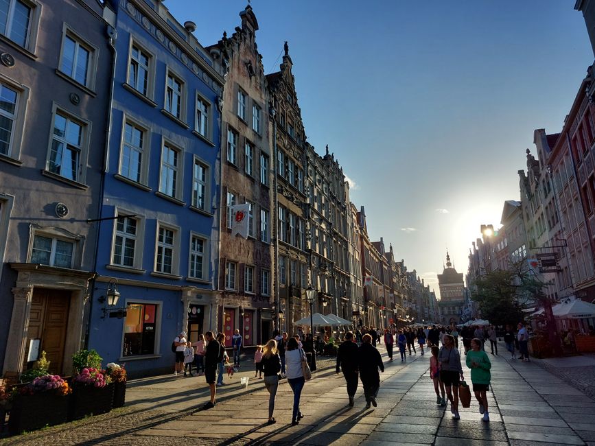 Along Długa Street, reconstructed splendor