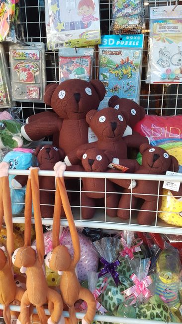 01.12.2018: Today I was actually totally lazy and didn't do much. I walked around the city and bought fruits and vegetables and came across these Mr. Bean teddies. 