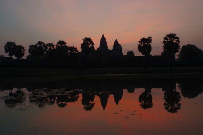Angkor War bei Sonnenaufgang am Seerosenteich