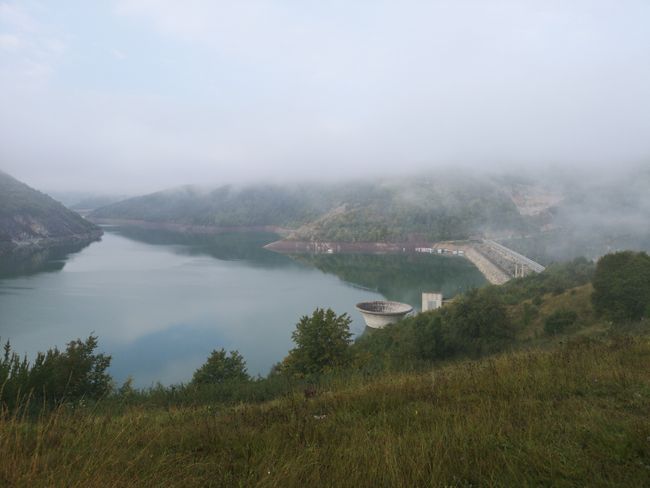 Uvac: Overnight stay right next to the cloud-covered dam