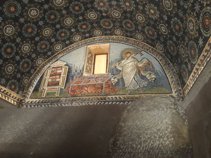 Schöne Mosaike im Mausoleum.