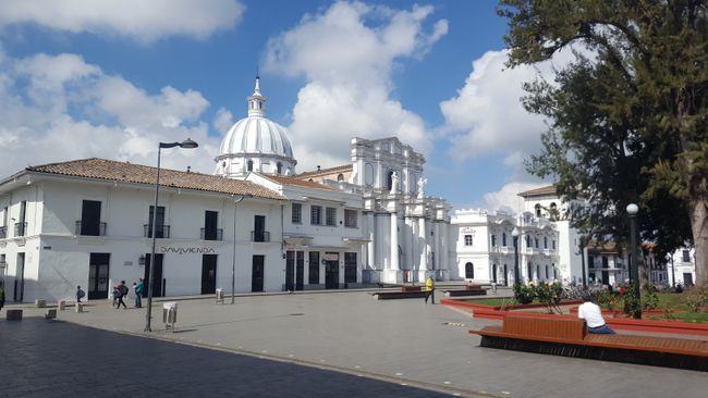 Parque Caldas mit der Catedral