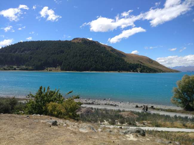 Baden im Lake Tekapo mit Mt. John im Hintergrund 