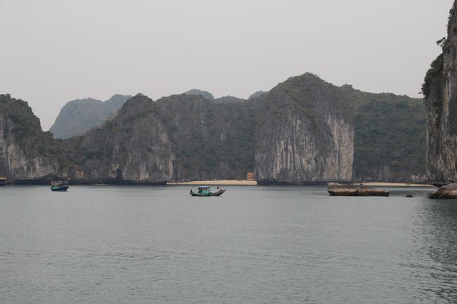 Bay tu Long Bay, große Limestone Felsen mit Strand