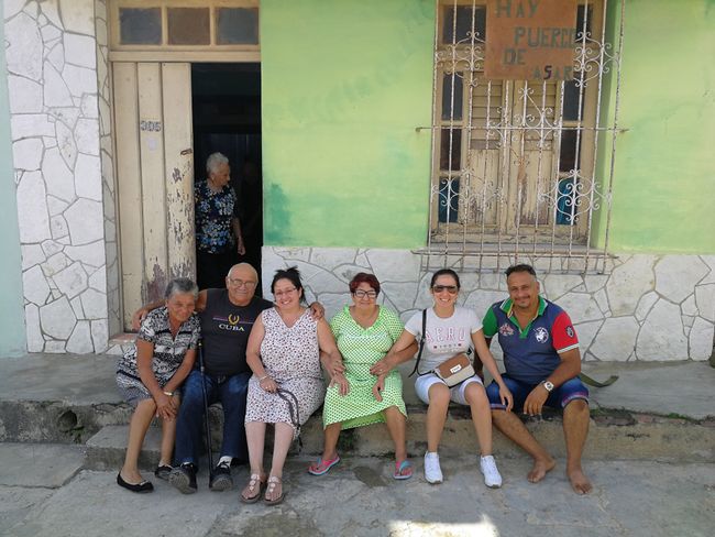 Über die Festtage besuchen wir Yumis ganze Familie in Camagüey (grün in der Bildmitte die Grossmutter).