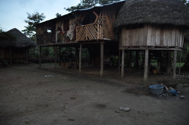 Hochgebaute, einfache Hütten um die Wohnräume vor Hochwasser zu schützen, ...