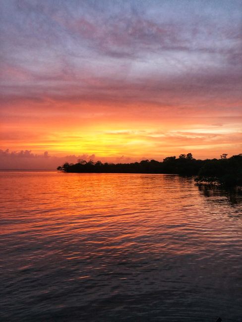 Karibik-Sonnenuntergang vom Hostelsteg aus