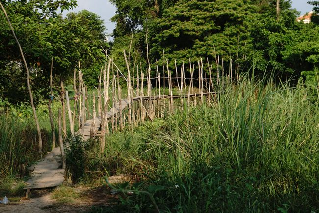 Über diese Brücke geht es zum kambodschanischen Dorf nah der Grenze 