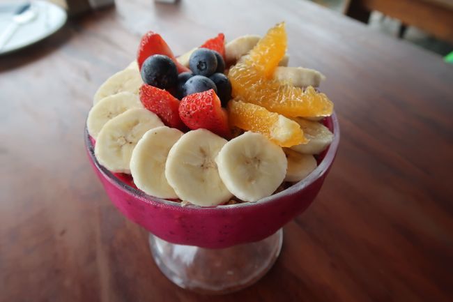 Eine Acai Bowle mit frischen Früchten - echt lecker!