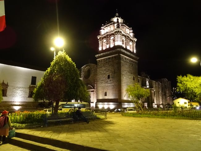Cusco beim Nachtspaziergang. Durch diesen Park sind berühmte Conquistadoren Spaniens sowie der Befreier, Simon Bolivar, spaziert. 