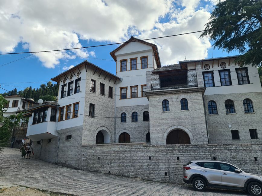 Das Geburtshaus von Diktator Enver Hoxha ist hier auch zu finden.