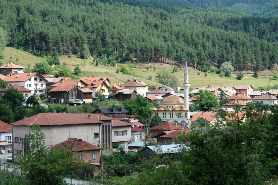 An Pomakendörfern vorbei geht es von Avramovo, dem höchsten Punkt der Rhodopenbahn, hinunter in die Beckenlandschaft vor Bansko.