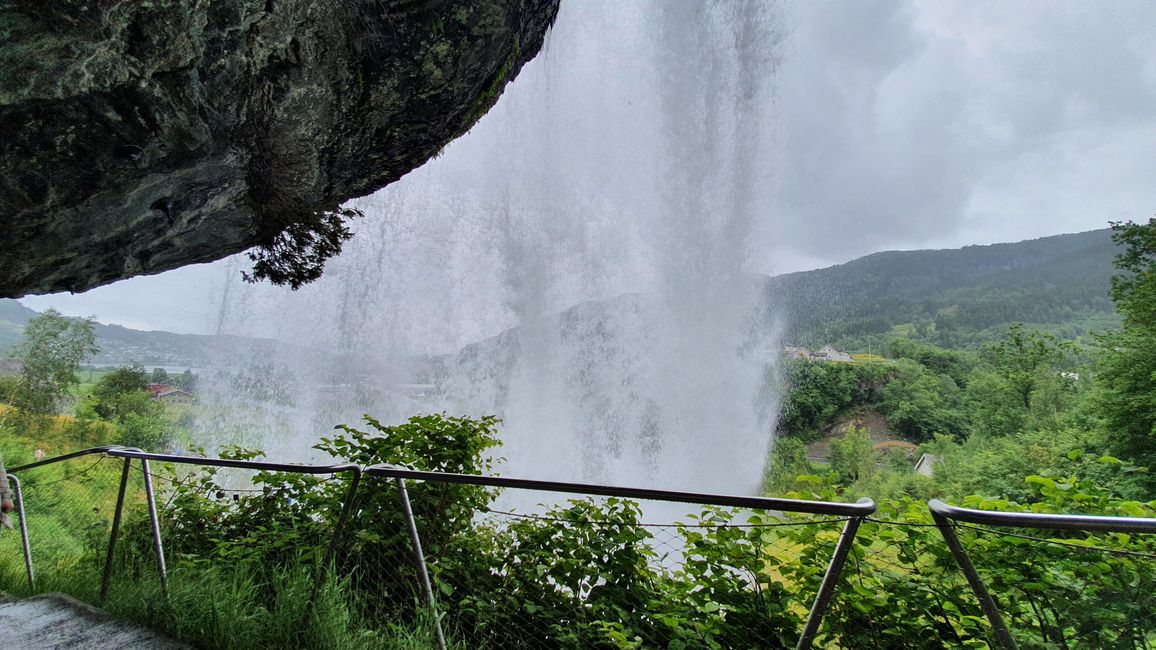 Hinterm Wasserfall