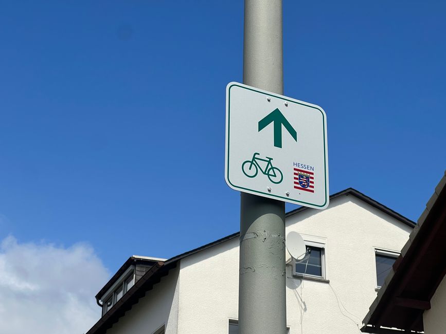 So sind die Radwege gut markiert und ich achte trotz Komoot auf diese Schilder. 