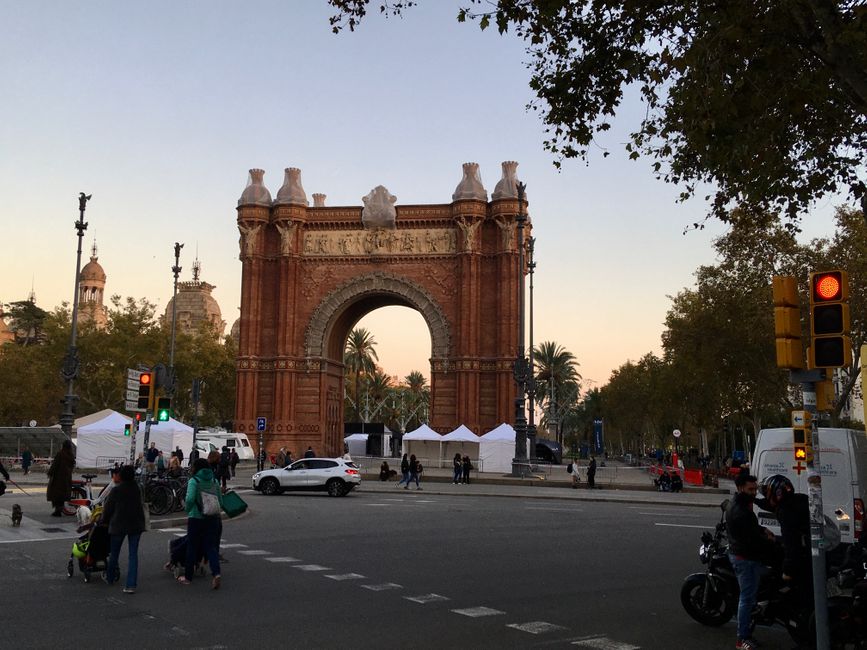 Hello Barcelona: Arc de Triomf and entrance to Parc de la Cuitadella
