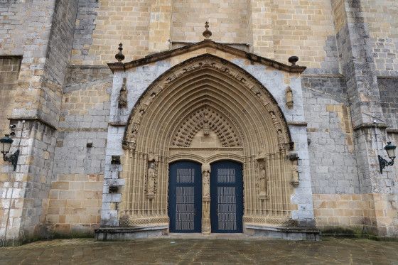 Kirche Santa Maria von Gernika mit gotischen Eingangsportal