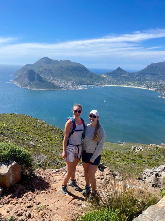 Chapman’s Peak Drive is a nine-kilometer coastal road on the Cape Peninsula, south of Cape Town. It winds through 114 curves, right next to the sea and steep cliffs, from Hout Bay to Noordhoek and leads to Chapman’s Peak, a viewpoint located 160 meters high.