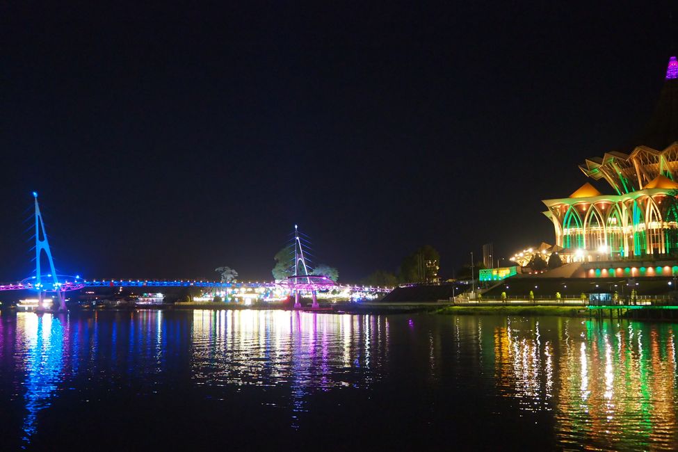 Abends ist alles beleuchtet am Fluss Sarawak 