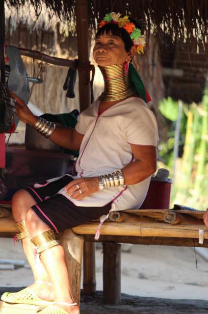 Traditionell gekleidete Frau in einem Bergdorf