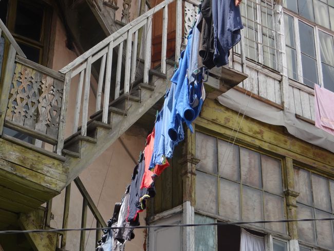 ¨Solange in Tbilisi noch bunte Wäsche hängt, geht es den Menschen gut.¨ sagt man so :)