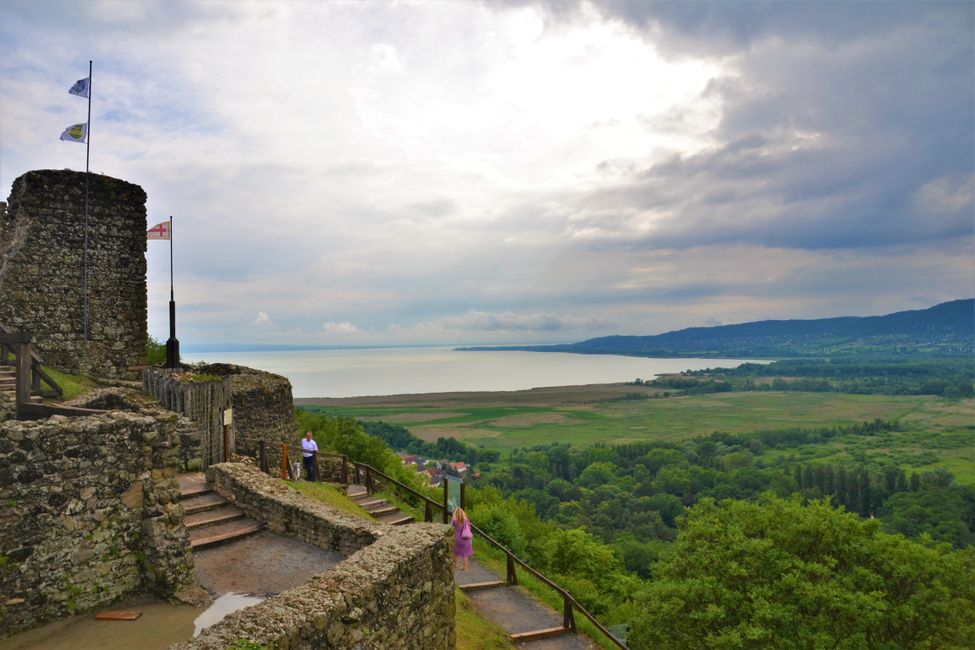 Aussicht von der Burg Szigliget auf den Balaton. 