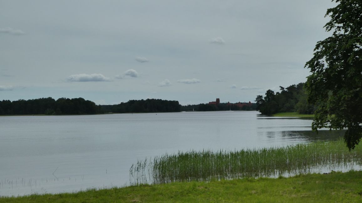Da hintenr kommt sie in Sicht: Burg Trakai